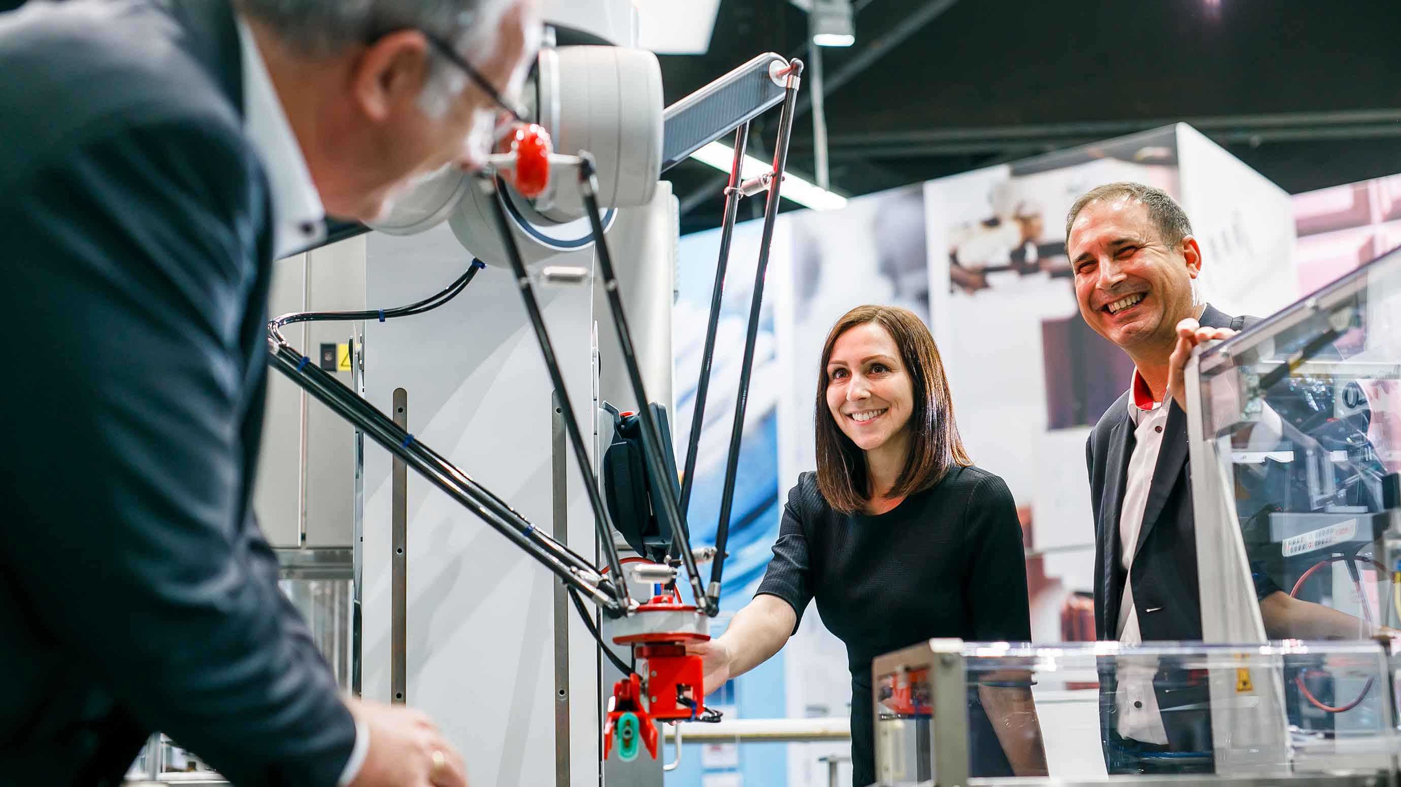 Conversation between exhibitor and visitor at FACHPACK