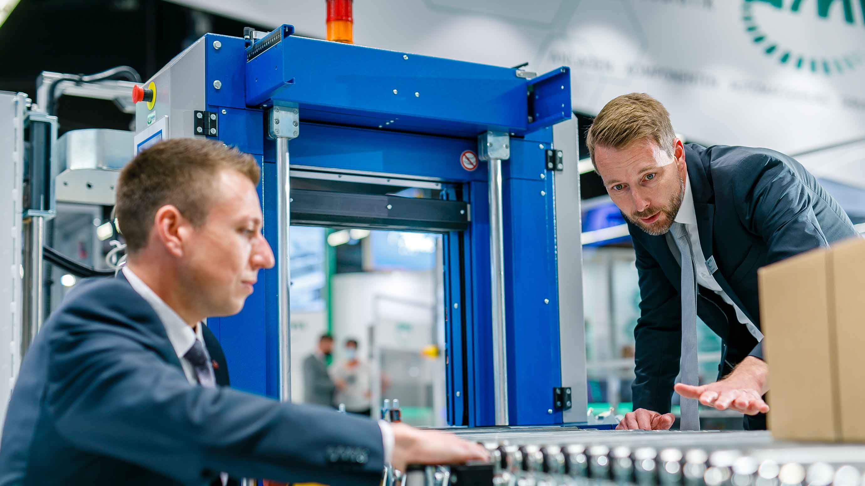 Exhibitor at FACHPACK explains his exhibits
