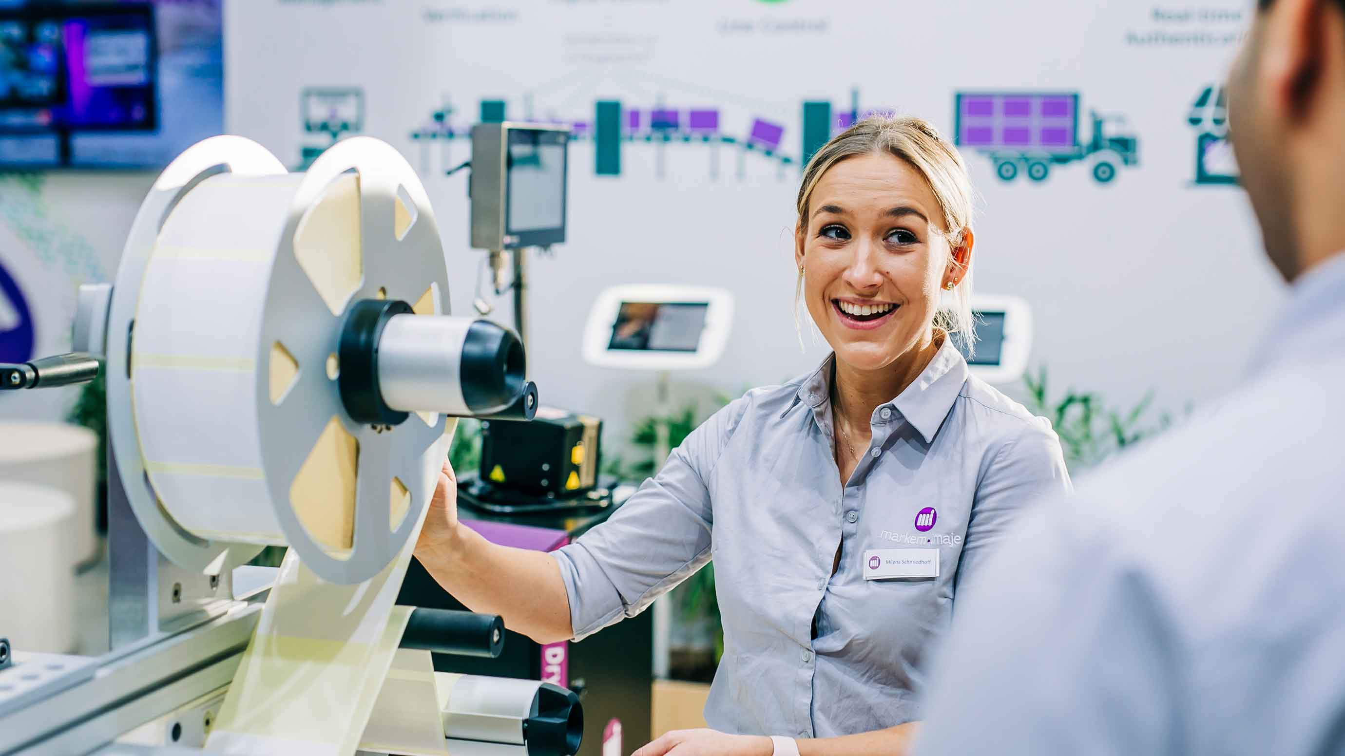 Conversation between exhibitor and visitor at FACHPACK